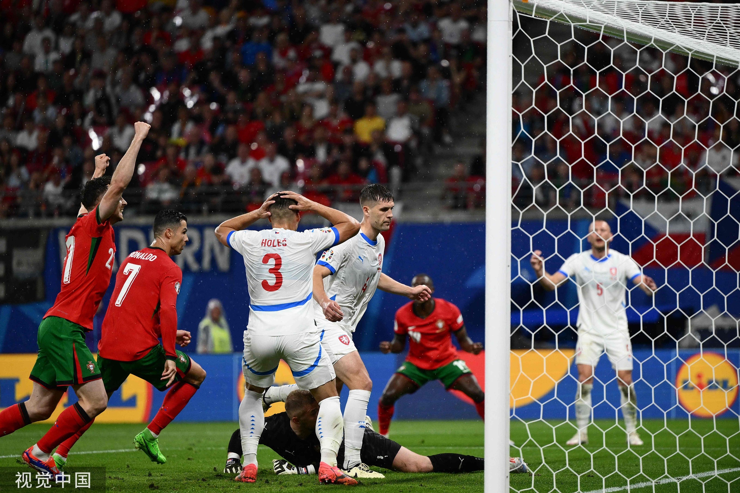 包含欧洲杯战术调整奏效，成功扭转局势的词条