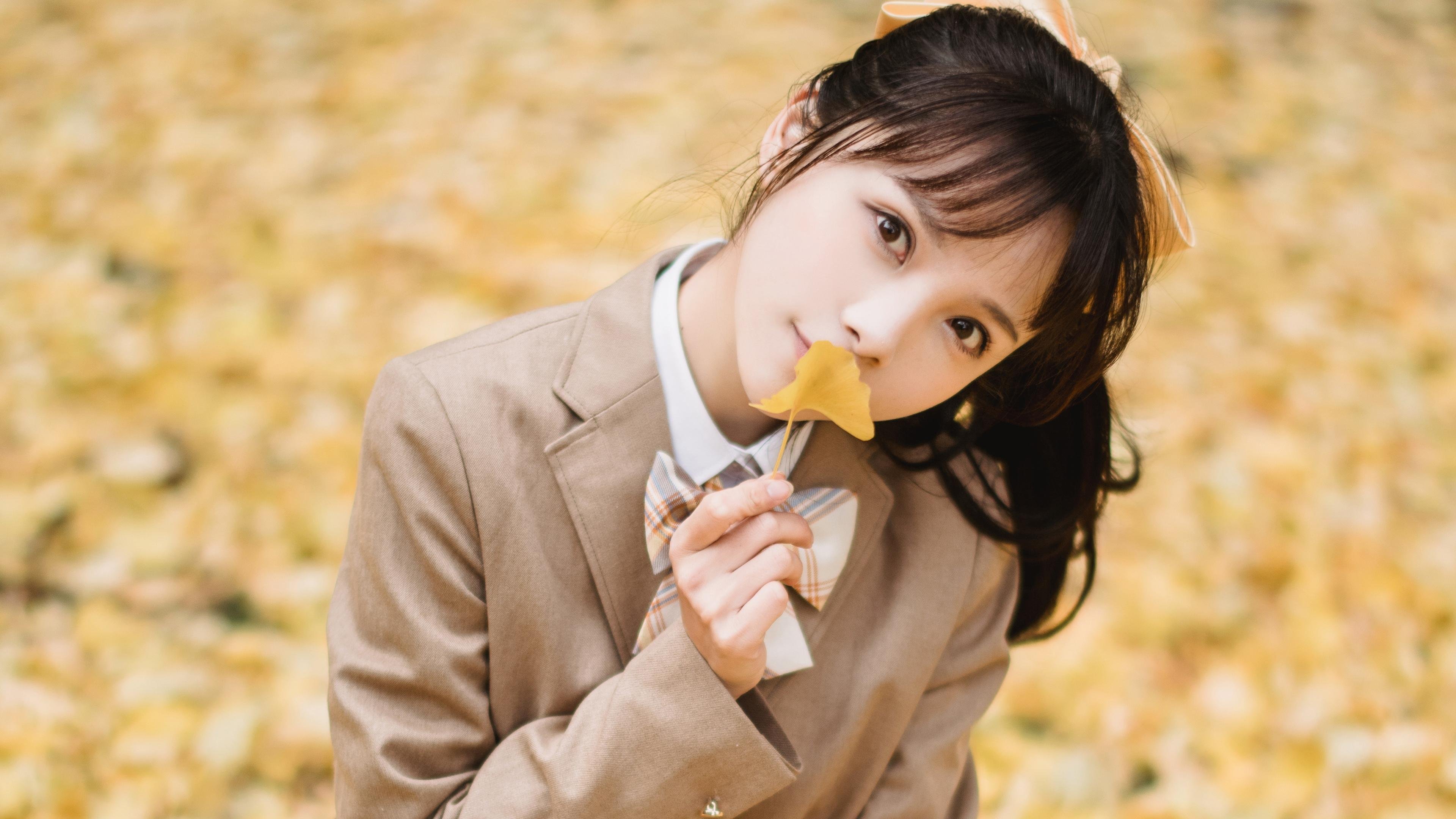 篮球与赛车场的双重奏，在F1轰鸣中，听见恩比德的统治低音